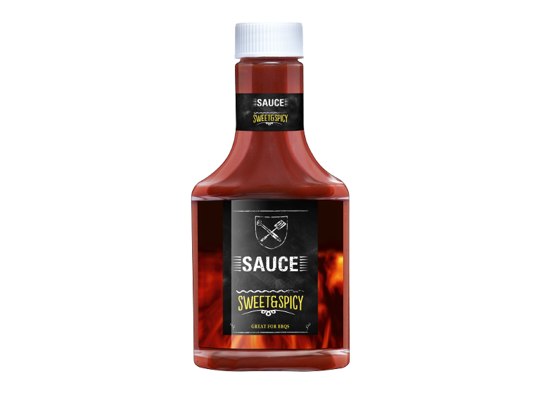 Μπουκάλι γλυκιάς και πικάντικης σάλτσας BBQ με μαύρη ετικέτα και φλογερό φόντο.