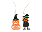 Ξύλινες διακοσμήσεις Halloween σε σχήμα κολοκύθας, η μία με τη λέξη «BOO» και η άλλη ντυμένη μάγισσα.