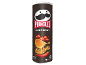 Pringles Hot & Spicy πατατάκια σε σκούρο καφέ κύλινδρο με φλόγες και πιπεριές τσίλι.