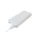 Λευκό power bank με συνδεδεμένο καλώδιο φόρτισης.