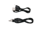 Μαύρα καλώδια: ένα USB-A σε USB-C και ένα καλώδιο ήχου με υποδοχές jack 3,5 mm.