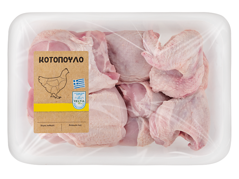 Συσκευασία φρέσκων κομματιών κοτόπουλου με ελληνική ετικέτα που γράφει «ΚΟΤΟΠΟΥΛΟ» και την ελληνική σημαία.