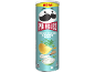 Τσιπς Pringles με γεύση κρέμα τυριού & μυρωδικών σε γαλάζιο κουτί, με την ένδειξη 'NEW!'.
