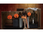 Διακοσμήσεις Halloween με κομμένες κολοκύθες και κομμένη μαύρη γάτα με κείμενο 'BOO'.