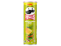 Pringles Mediterranean Herbs πατατάκια σε πράσινο σωλήνα με βότανα και πατατάκι.