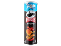 Pringles Hot & Spicy πατατάκια σε μαύρο κύλινδρο με φλόγες και πιπεριές τσίλι.