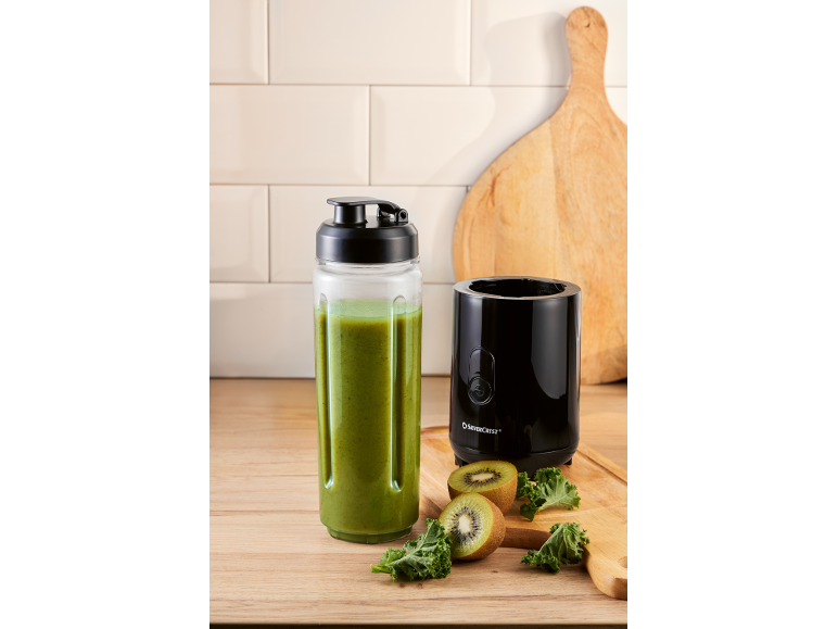 Μπλέντερ smoothie με πράσινο smoothie, ακτινίδια και λάχανο σε ξύλινο τραπέζι.