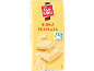 Λευκή σοκολάτα με κακάο Fairtrade, απεικονιζόμενη σε κομμάτια και φέτες.