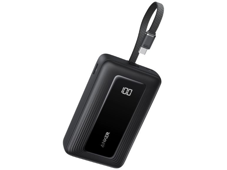 Μαύρο power bank με ενσωματωμένο καλώδιο USB-C και ψηφιακή οθόνη που δείχνει 100% φόρτιση.