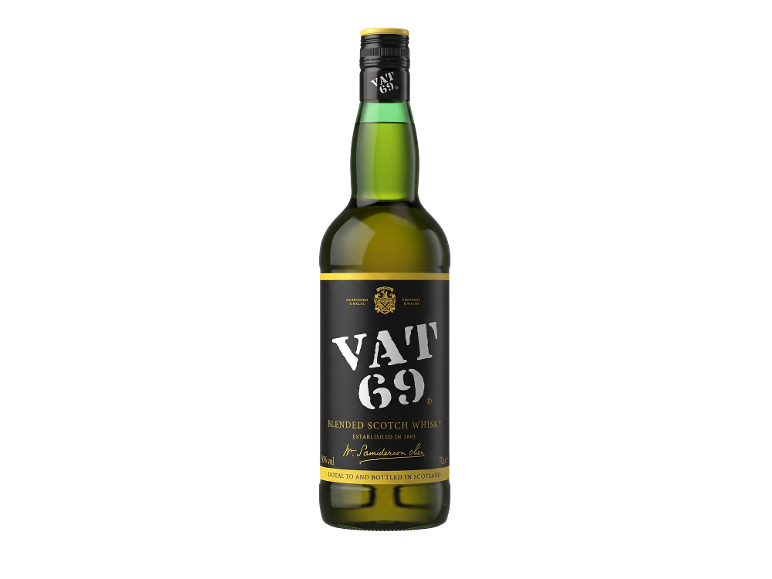 Ένα μπουκάλι blended Scotch whisky με μαύρη ετικέτα και χρυσές λεπτομέρειες σε μαύρο φόντο.