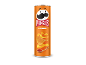 Συσκευασία Pringles Paprika με πατατάκια, πιπεριές και ένα κουτάλι σκόνη πάπρικας.