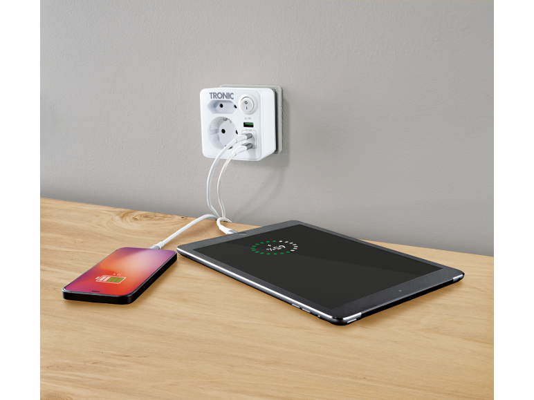 Επιτοίχια πολύπριζα με πρίζες και θύρες USB, που φορτίζουν τηλέφωνο και tablet.