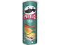 Τσιπς Pringles γεύσης πίτσας σε τιρκουάζ κουτί, με τσιπ, κομμάτι πίτσας και σάλτσα.