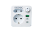 Λευκός μετασχηματιστής ρεύματος με δύο πρίζες, διακόπτη και θύρες φόρτισης USB.