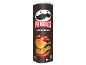 Pringles Hot & Spicy πατατάκια σε κυλινδρικό κουτί, με τσίλι και φλόγες.