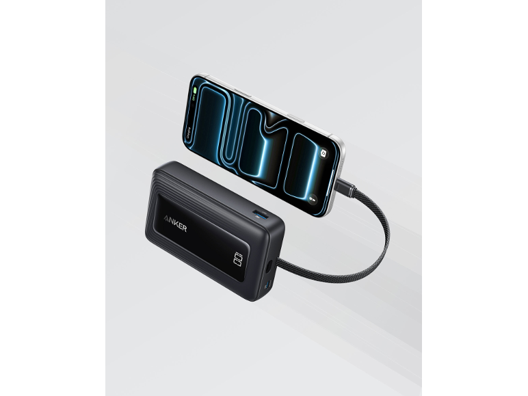 Μαύρο power bank φορτίζει ένα smartphone με φωτεινή μπλε οθόνη