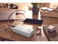 Λευκό power bank TRONIC φορτίζει smartphone και laptop σε ξύλινο τραπέζι.