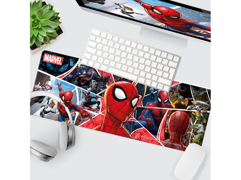 Ρύθμιση γραφείου με mouse pad με θέμα κόμικ με υπερήρωες και κακούς, πληκτρολόγιο και ακουστικά.