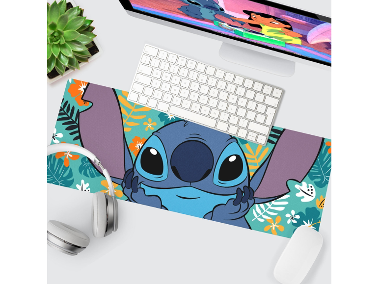 Ρύθμιση γραφείου με mouse pad με θέμα Stitch, πληκτρολόγιο, ποντίκι, ακουστικά και οθόνη.