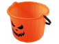 Πορτοκαλί κουβάς Halloween με σκαλιστό πρόσωπο κολοκύθας και μαύρη λαβή.