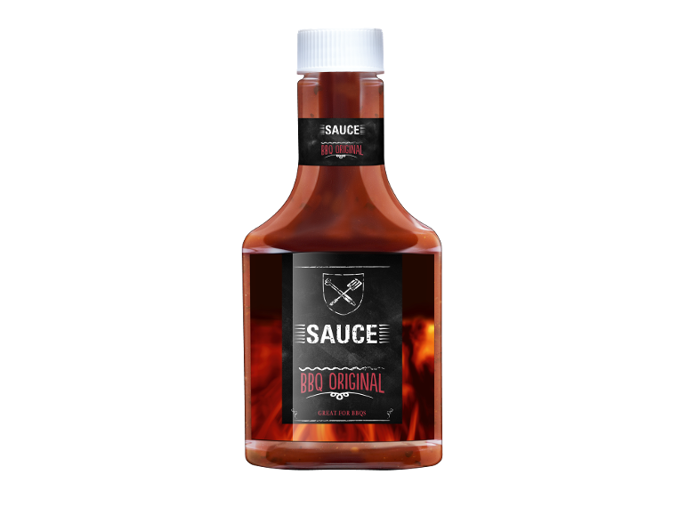 Μπουκάλι σάλτσας BBQ με κείμενο 'SAUCE BBQ ORIGINAL GREAT FOR BBQS' και φλόγες στο φόντο.