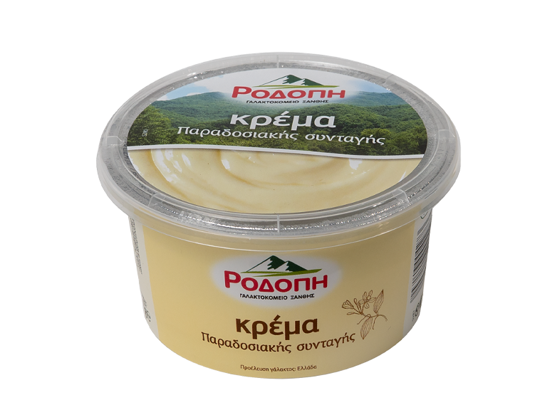 Παραδοσιακή κρέμα επιδορπίου σε πλαστικό δοχείο με ορεινό τοπίο.
