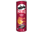 Τσιπς Pringles Bacon Flavour σε κόκκινο σωλήνα με μπέικον και τηγάνι γκριλ.