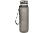 Γκρι μπουκάλι νερού με μετρήσεις 1000 ml και 32 oz, με μαύρο λουράκι και διαφανές καπάκι.