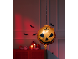 Μπαλόνι κολοκύθα Halloween, κεριά και διακοσμήσεις σε κόκκινο φόντο.