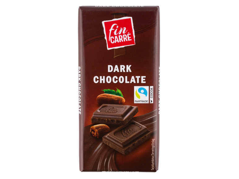 Μπάρα μαύρης σοκολάτας με λογότυπο Fairtrade, κόκκους κακάο και κομμάτια σοκολάτας.