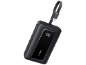 Μαύρο power bank με ενσωματωμένο καλώδιο USB-C και ψηφιακή οθόνη που δείχνει 100% φόρτιση.