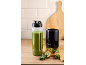 Μπλέντερ smoothie με πράσινο smoothie, ακτινίδια και λάχανο σε ξύλινο τραπέζι.