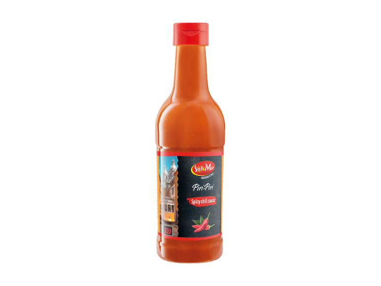 Μπουκάλι πικάντικης σάλτσας τσίλι Piri-Piri σε ιβηρικό στυλ.