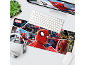 Ρύθμιση γραφείου με mouse pad με θέμα κόμικ με υπερήρωες και κακούς, πληκτρολόγιο και ακουστικά.