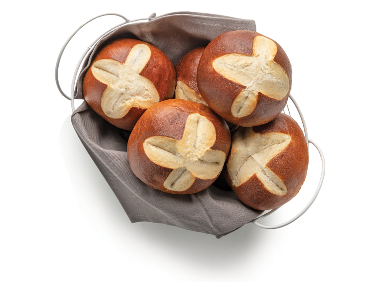 Καλάθι με φρεσκοψημένα ψωμάκια pretzel πάνω σε γκρι ύφασμα.