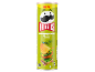 Pringles Mediterranean Herbs πατατάκια σε πράσινο σωλήνα με βότανα και ένα πατατάκι.
