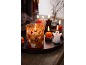 Κεριά και ρεσό με θέμα το Halloween σε σκούρο δίσκο, με φαντάσματα, κολοκύθες και νυχτερίδες.