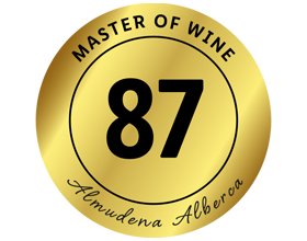 Χρυσή σφραγίδα με την επιγραφή «MASTER OF WINE», τον αριθμό «87» και «Almudena Alberca».