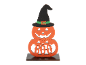 Ξύλινη διακόσμηση Halloween με κολοκύθες και καπέλο μάγισσας, με τη λέξη 'BOO' κομμένη.