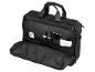 Ανοιχτή μαύρη τσάντα laptop με τηλέφωνο, power bank, μαρκαδόρους και καλώδιο φόρτισης.