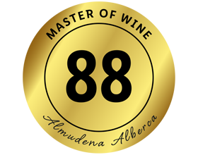 Χρυσή σφραγίδα με τις λέξεις «MASTER OF WINE» και «Almudena Alberca» και τον αριθμό 88.