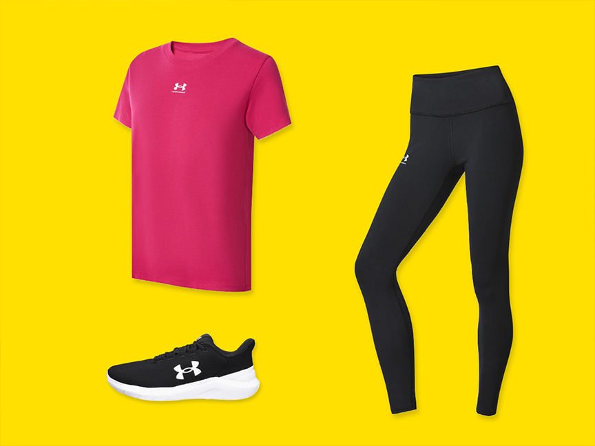 Ροζ μπλουζάκι Under Armour, μαύρο κολάν και μαύρα αθλητικά παπούτσια.