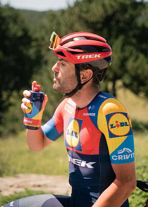 Ποδηλάτης Trek με φανέλα Lidl πίνει νερό.