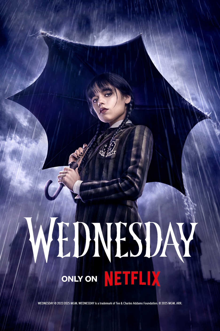 Η Wednesday Addams με ομπρέλα στη βροχή, με το λογότυπο της σειράς και του Netflix.