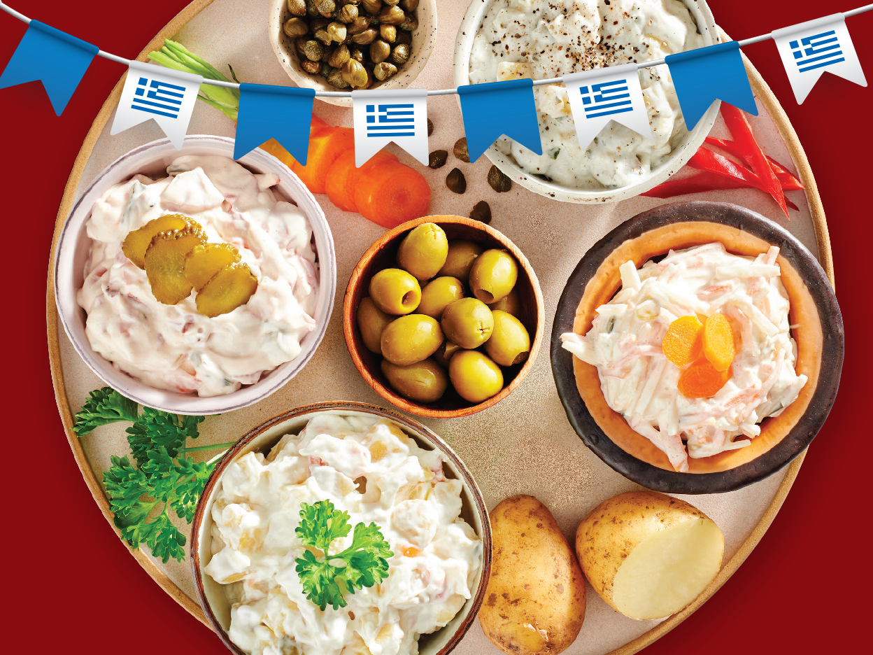 Greek ορεκτικά σε πιάτο, με διάφορες σάλτσες και γαρνιτούρες.