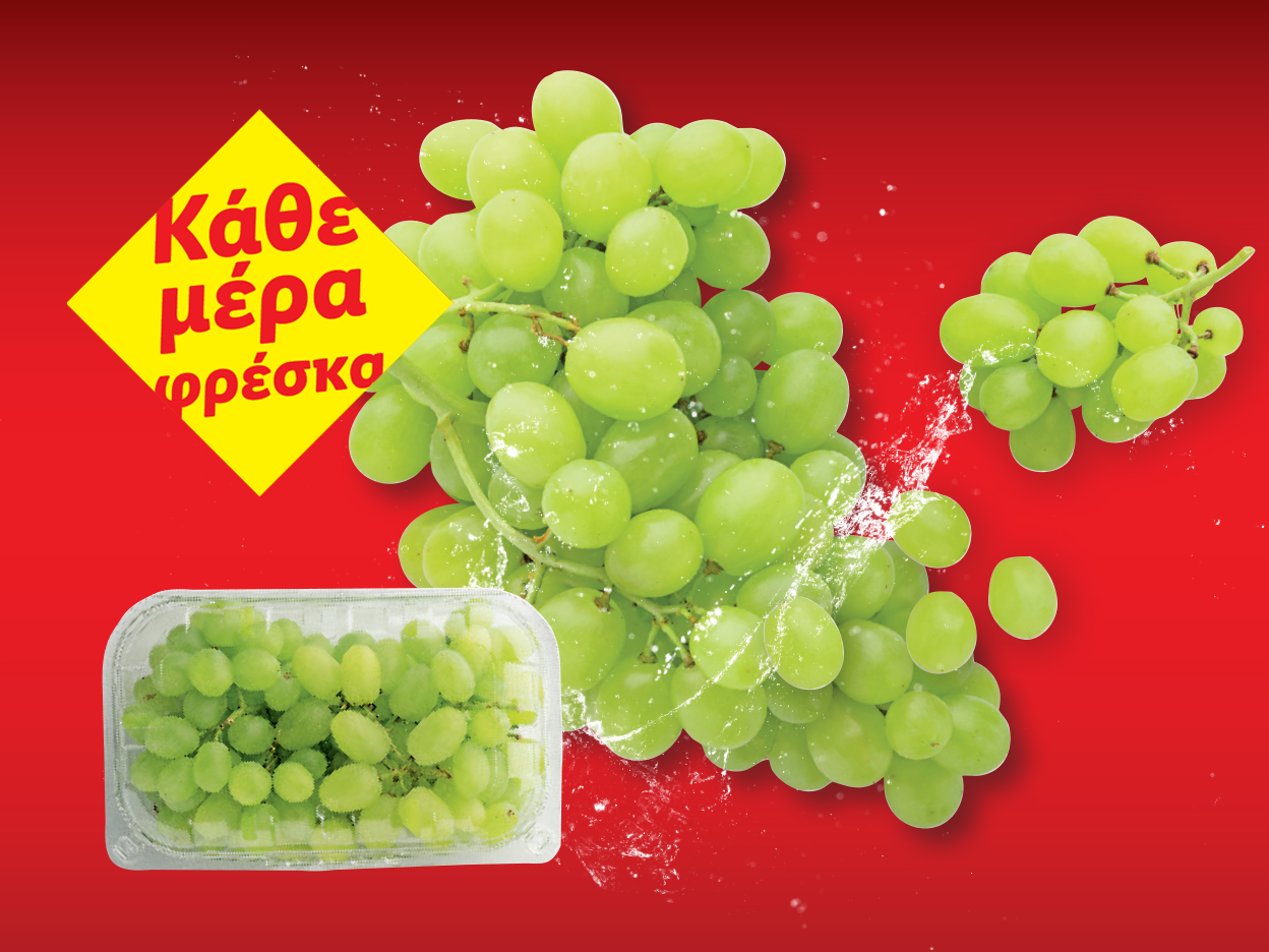 Φρέσκα πράσινα σταφύλια με πιτσιλιές νερού και συσκευασία σε κόκκινο φόντο.