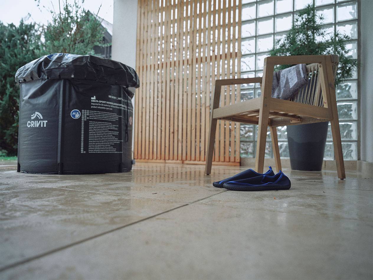 Φουσκωτή πισίνα Crivit και παπούτσια θαλάσσης σε αίθριο.