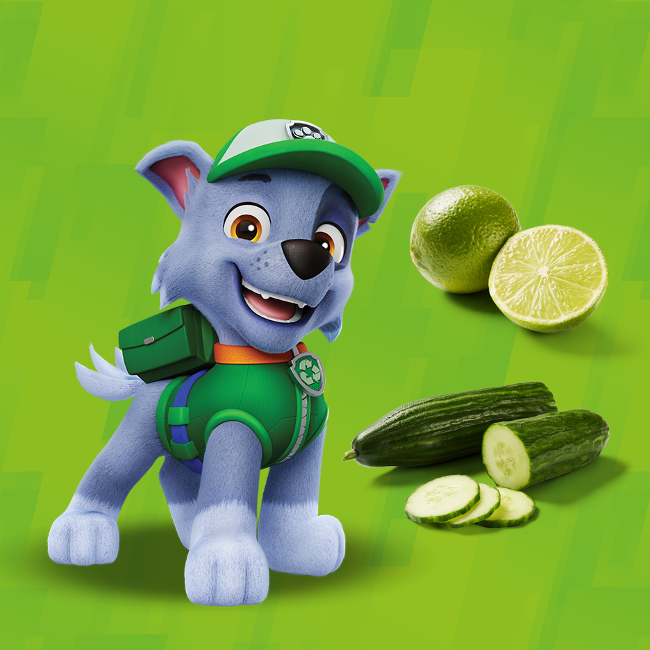 Ο Rocky από το PAW Patrol με πράσινα λάιμ και αγγούρια σε πράσινο φόντο.
