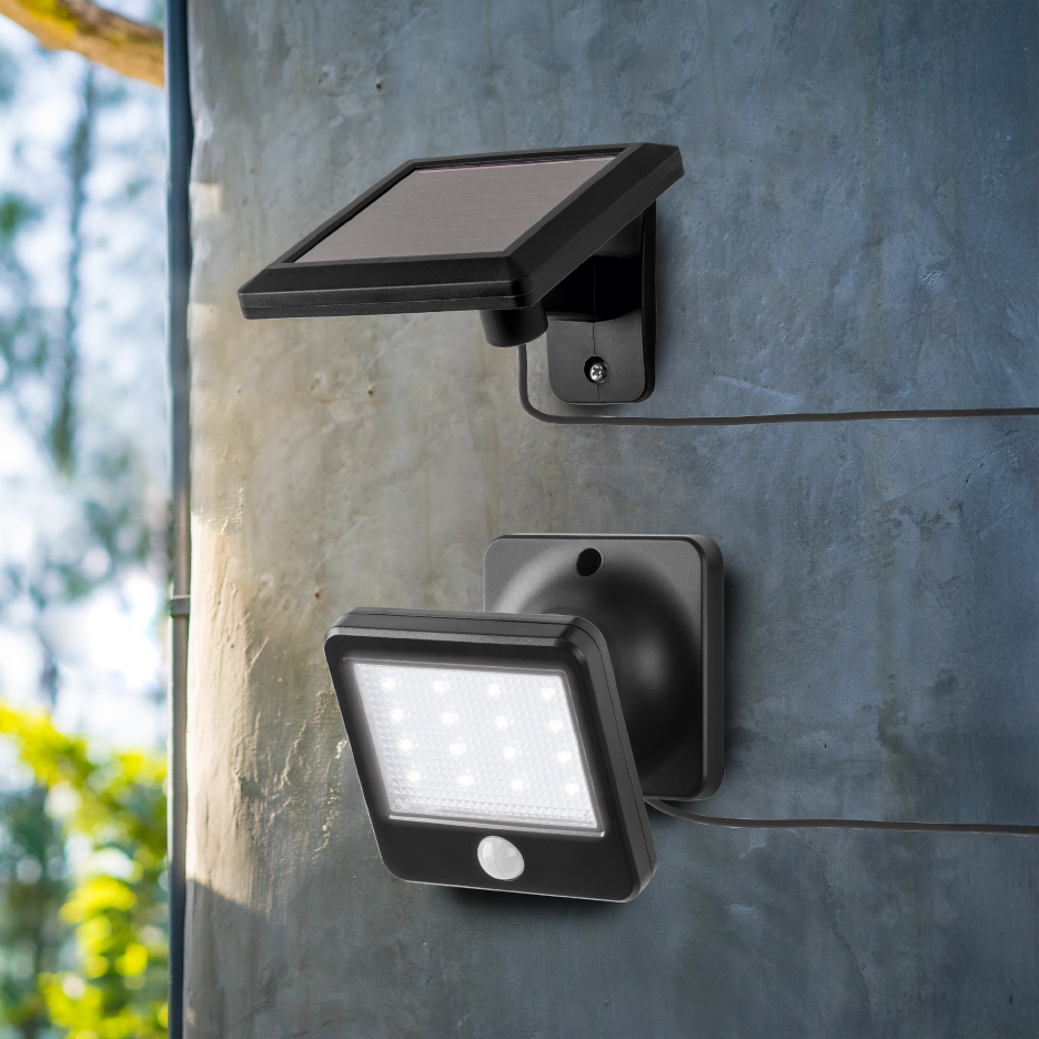 Μαύρο ηλιακό φως LED με αισθητήρα κίνησης τοποθετημένο σε γκρι τοίχο.