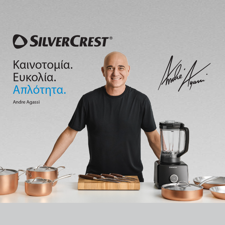 Ο Andre Agassi παρουσιάζει σκεύη μαγειρικής, μαχαίρια και μπλέντερ σε γκρίζο φόντο.